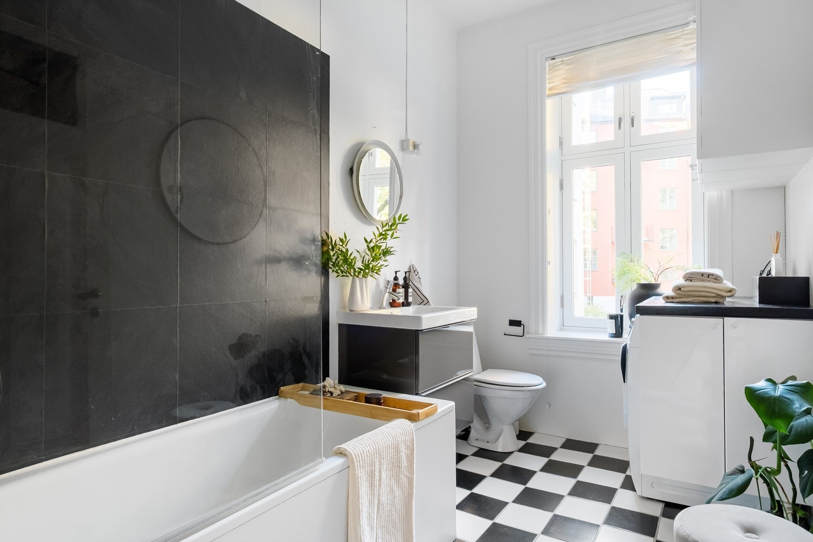 Baderom med fliser og varme i gulvet. Galleribilde