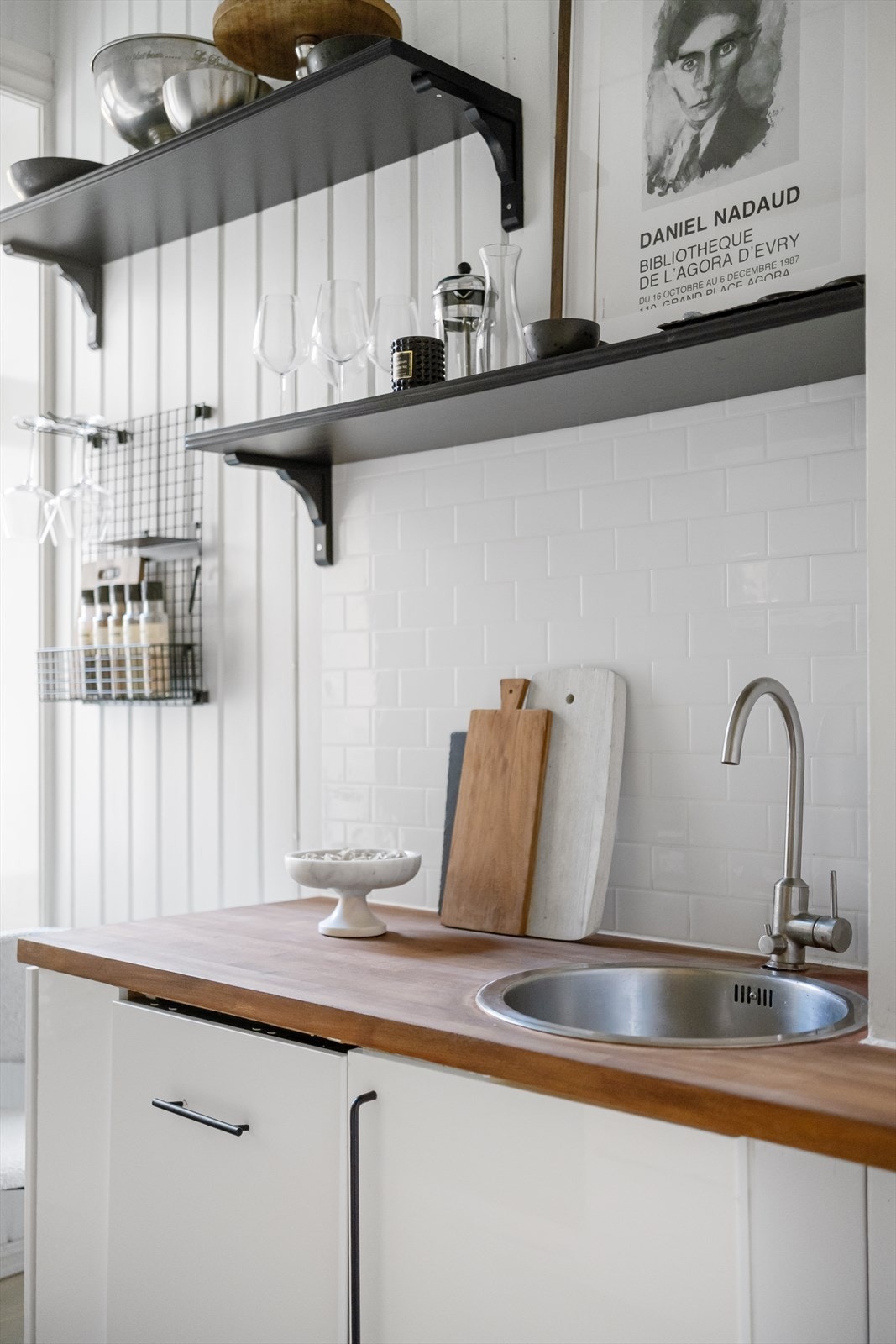 Kjøkkenet er innredet med integrert induksjonstopp, stekeovn og oppvaskmaskin. Galleribilde