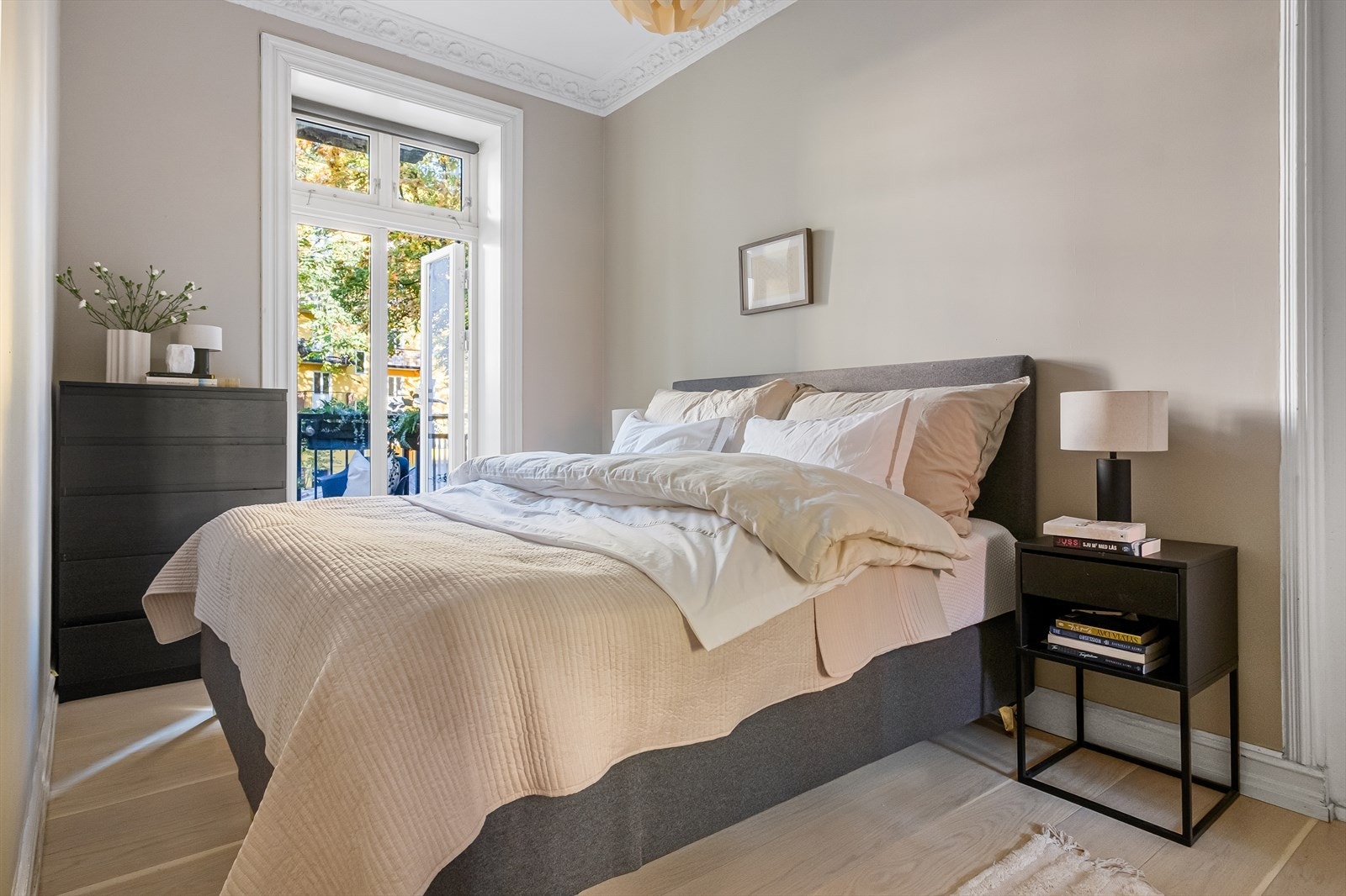 Stort soverom vendt mot indre bakgård med utgang til flott balkong. Soverommet har i likhet med stuen, generøs takhøyde og klassiske detaljer. Galleribilde