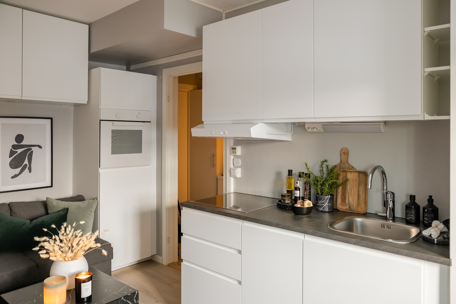 Moderne kjøkken fra 2018/2019 med integrerte hvitevarer som kjøleskap, oppvaskmaskin, platetopp og stekeovn. Galleribilde