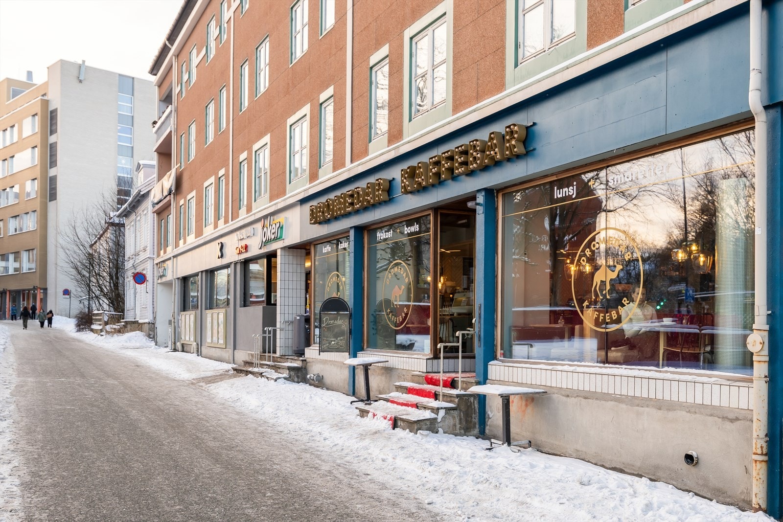 Søndagsåpen butikk og Dromedar kaffebar rett under leiligheten. Galleribilde