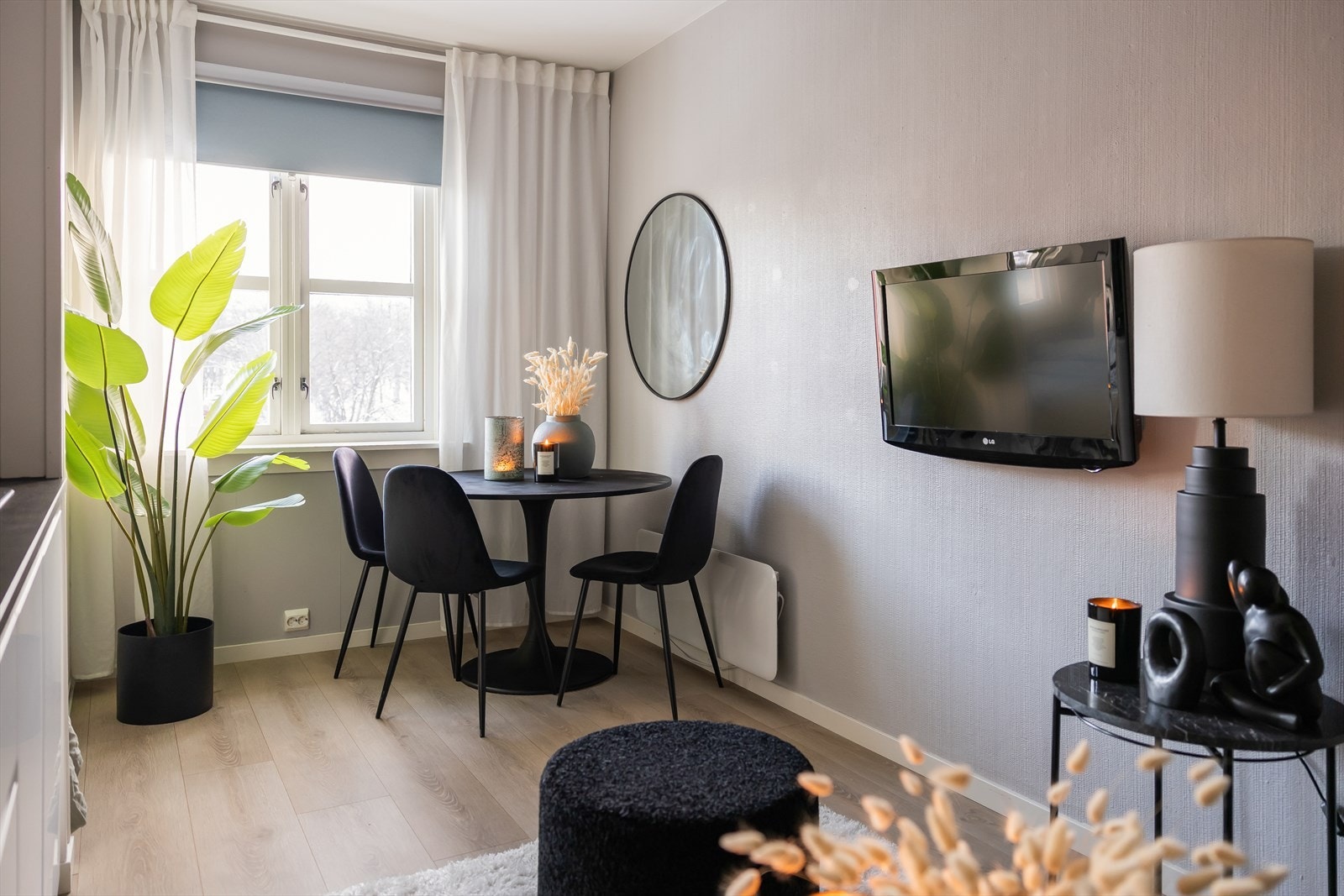 Leiligheten byr blant annet på en praktisk åpen stue- og kjøkkenløsning med plass til både sofa og spisebord. Galleribilde