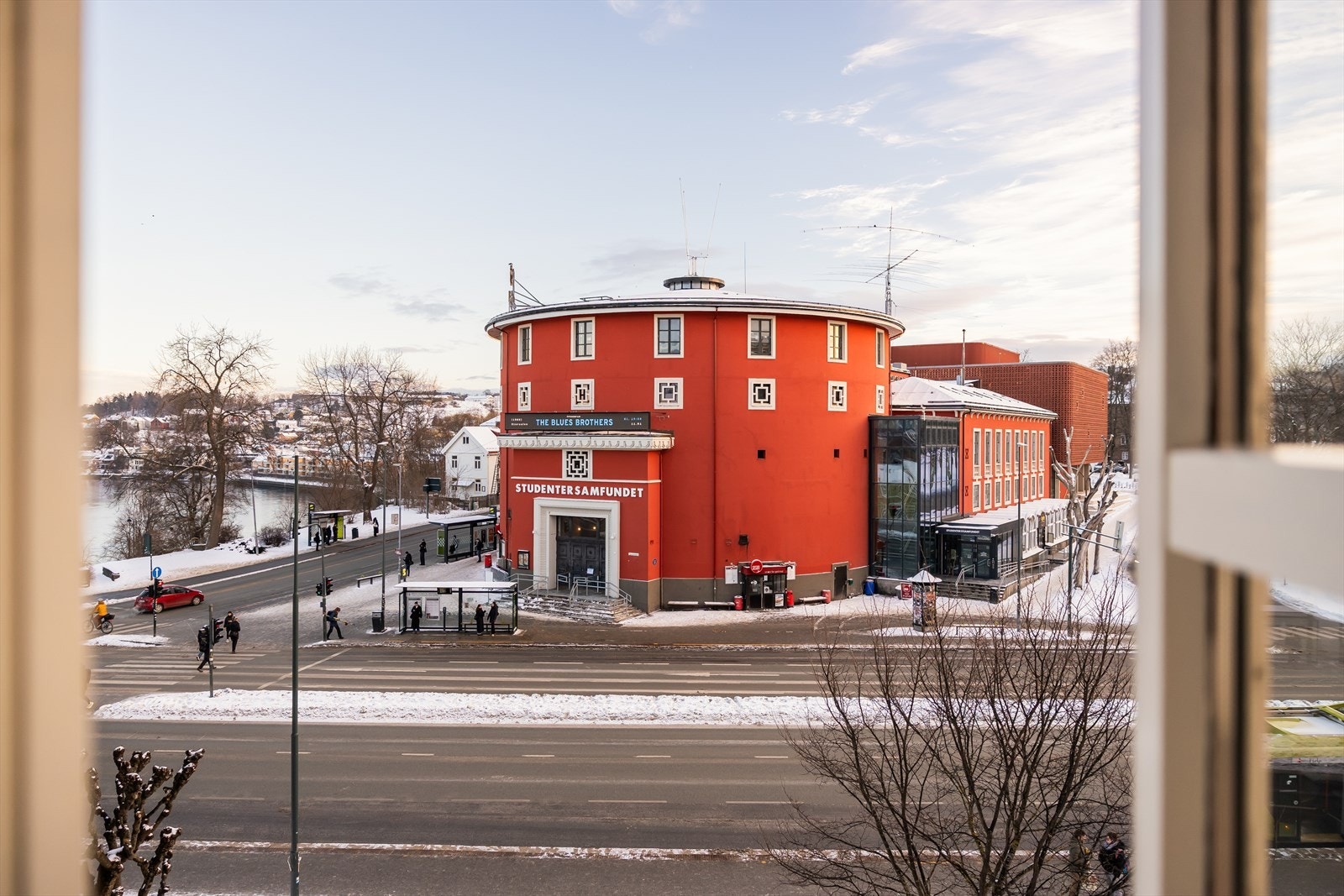 Studentersamfundet ligger rett over veien fra leiligheten. Samfundet er arrangør av flere ulike arrangementer ila skoleåret og er et svært populært tilholdssted for studenter. Her arrangeres blant annet Norges største kulturfestival, UKA. Galleribilde