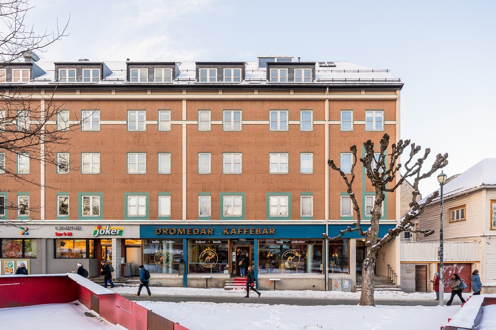 Det er sykkelparkering på baksiden av bygget. Galleribilde