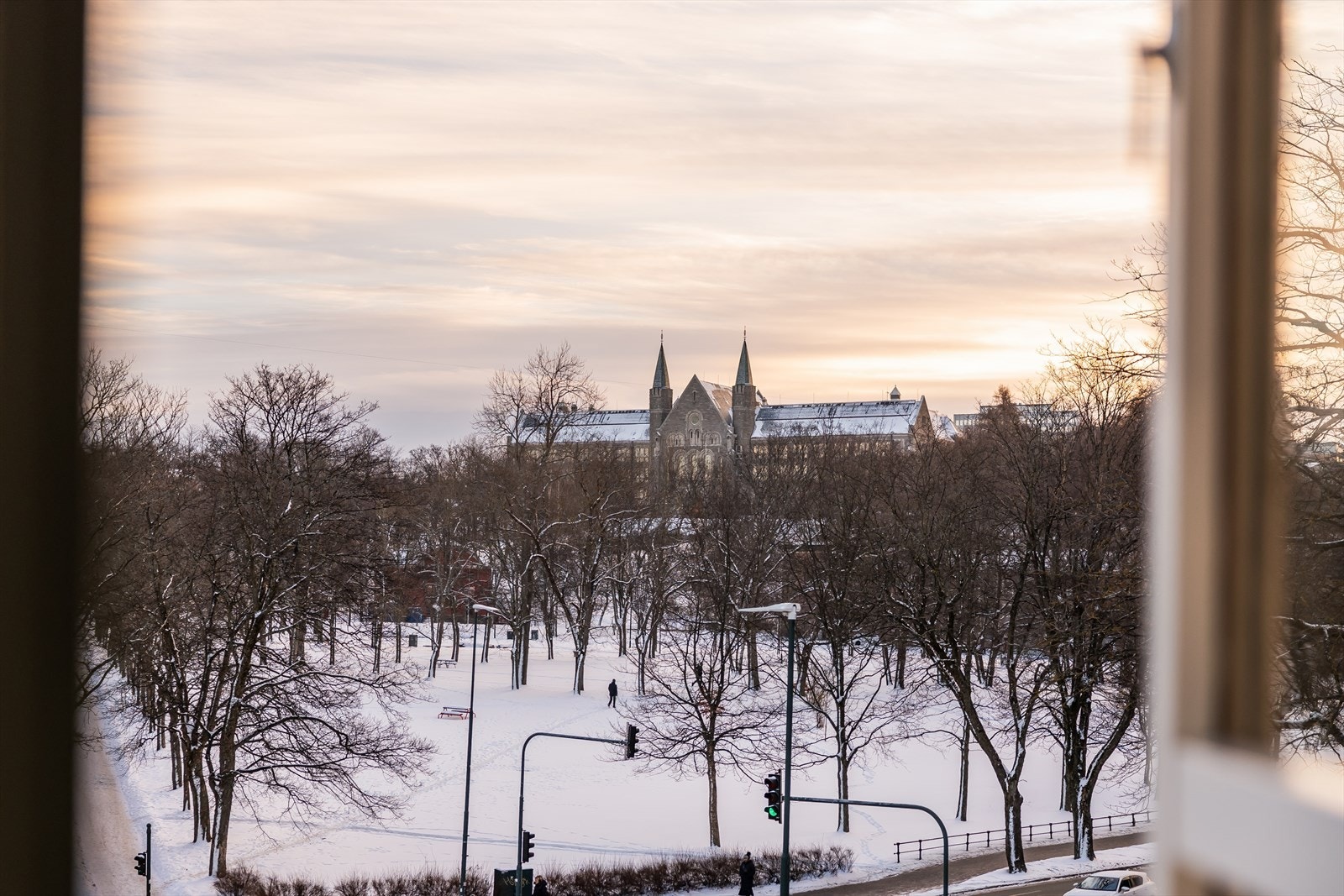 Fra stue og sovealkove får du flott utsikt mot Elgeseter park og NTNU Gløshaugen. Galleribilde