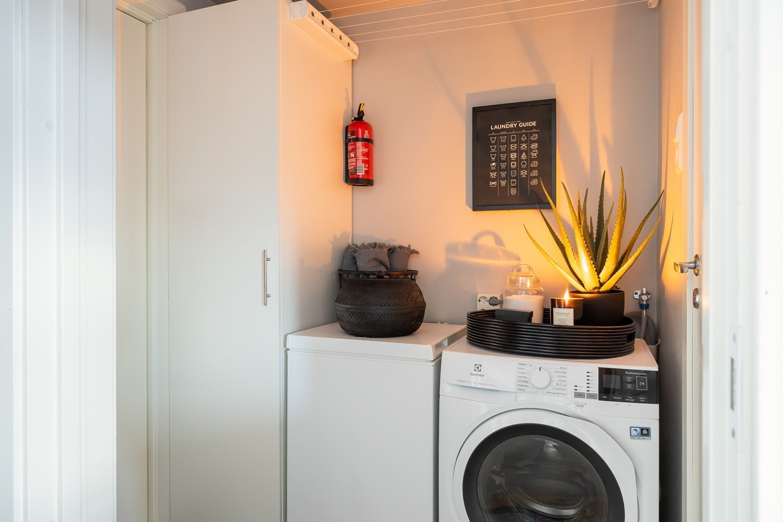 Entréen er på 2,6 m² og har praktisk oppheng for ytterklær i skap og tørkestativ over vaskemaskin og frys. Galleribilde