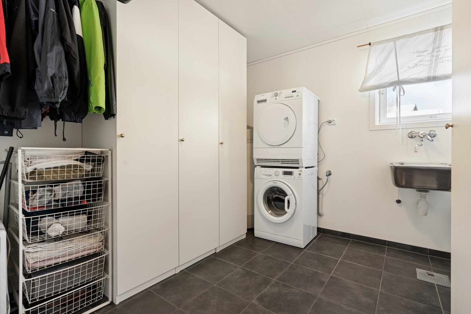 Rommet er innredet med et skyllekar og har opplegg for vaskemaskin. Galleribilde