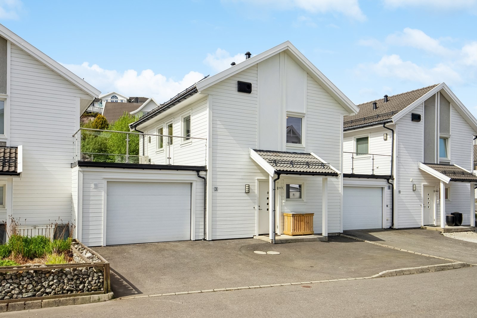 Boligen har garasje med tilhørende bod. Galleribilde