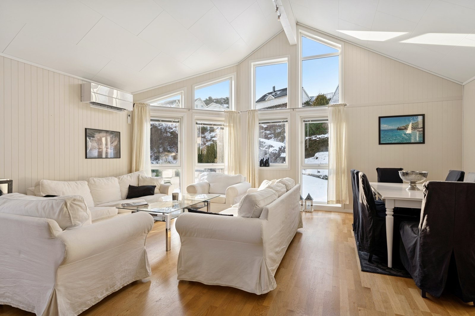 Rommet preges av god takhøyde og flere vindusflater. Galleribilde