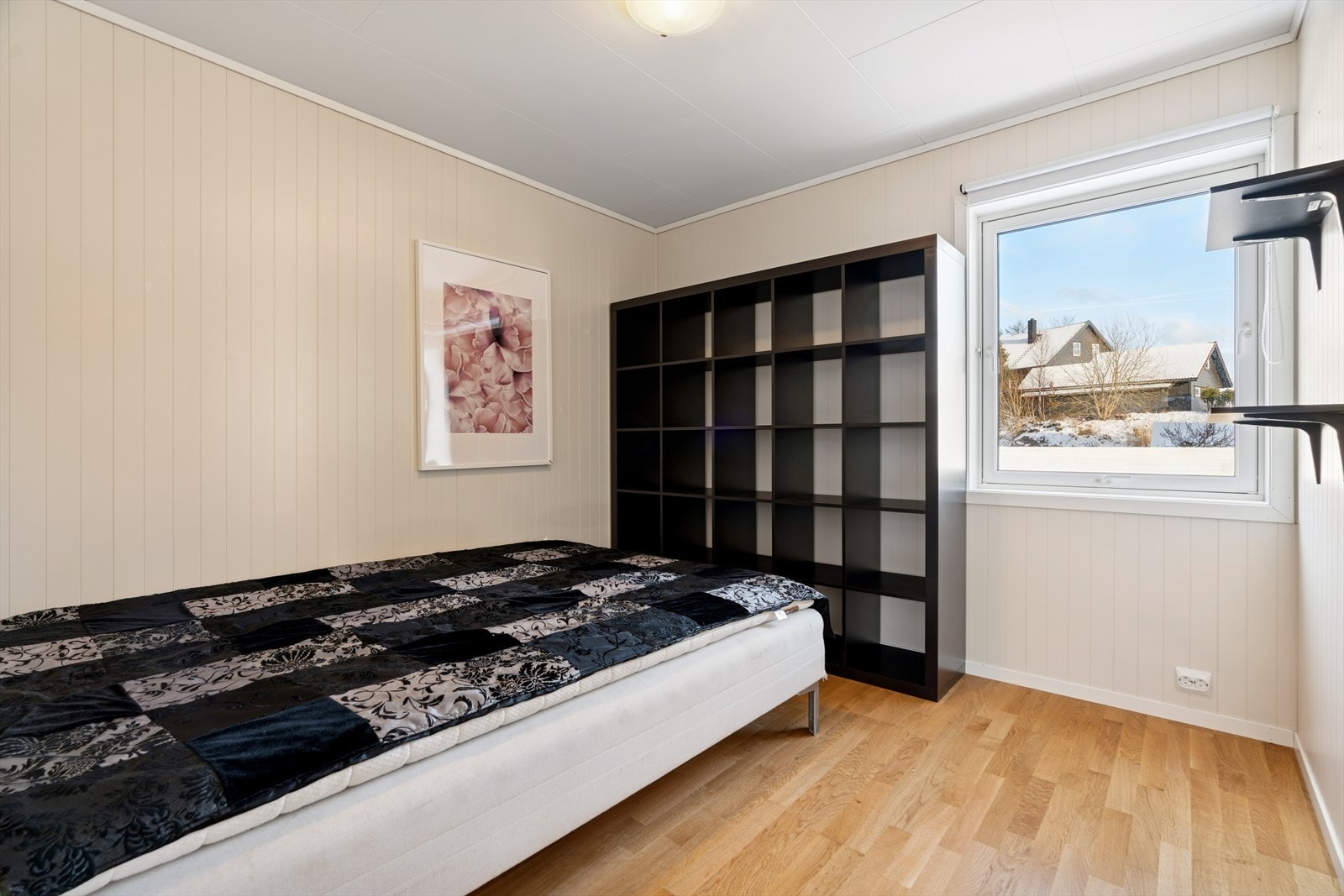 Boligen har ett soverom i øverste etasje og to soverom i første etasje. Galleribilde