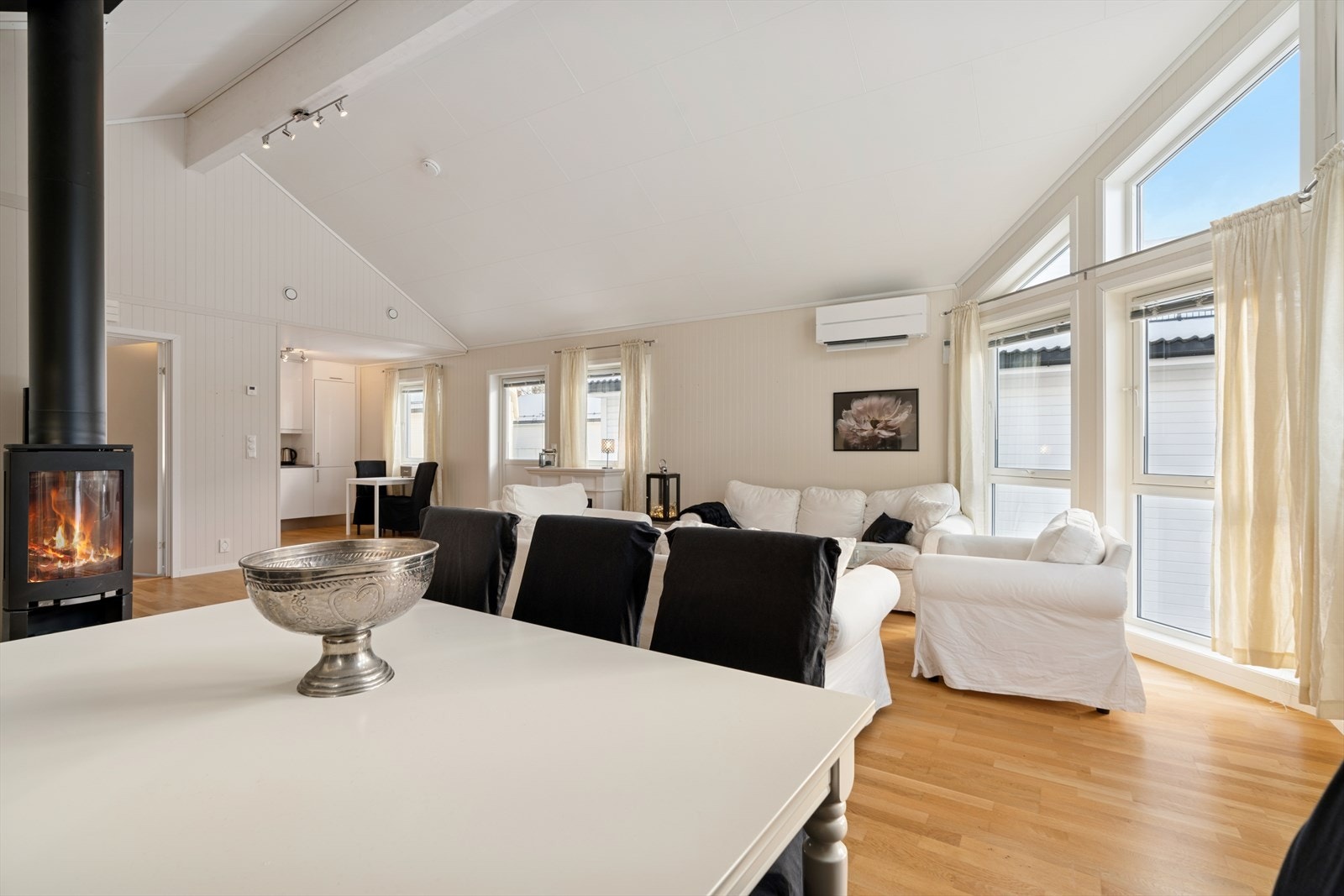 Det er etablert både varmepumpe og vedovn. Galleribilde