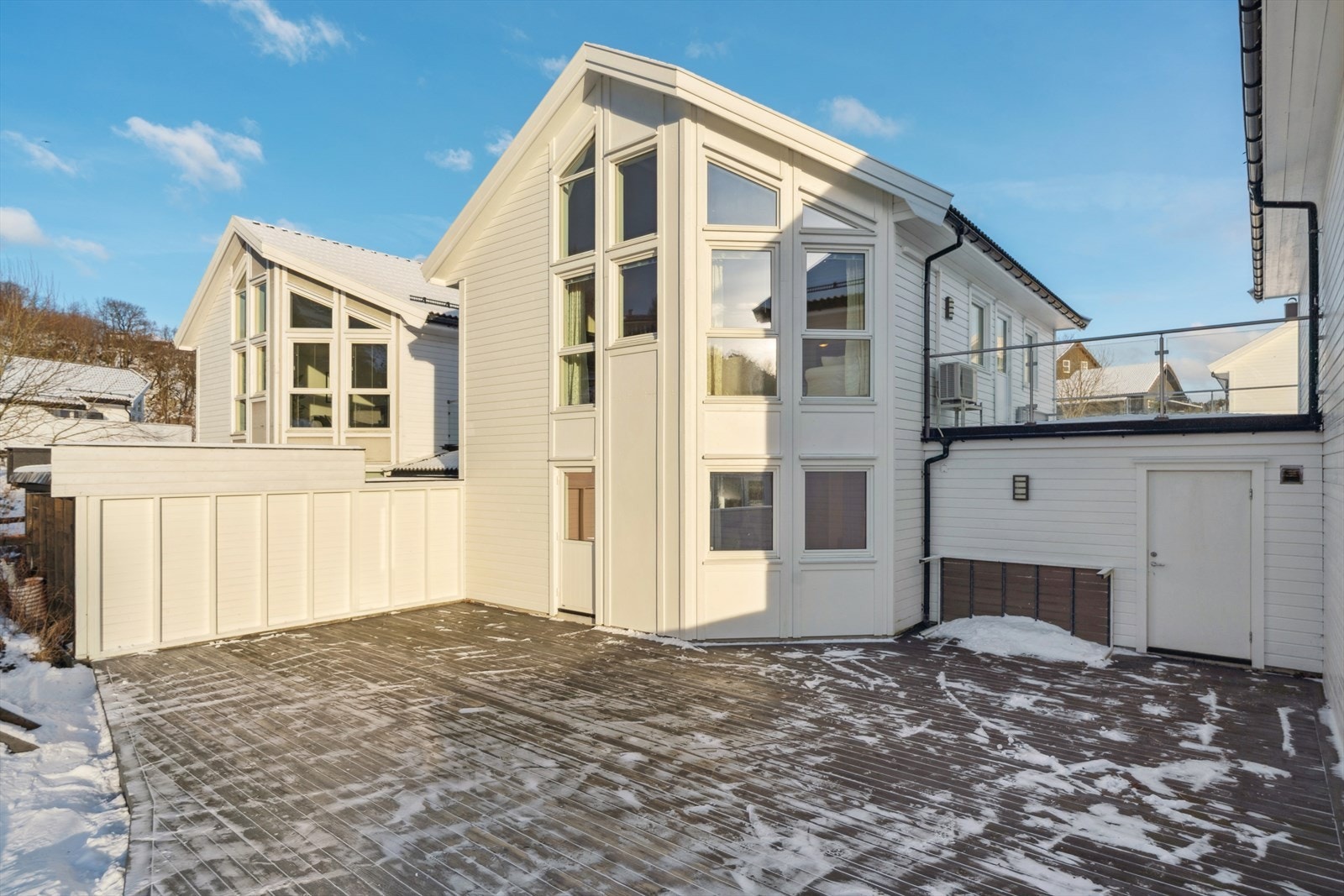 Tomten er opparbeidet med asfaltert gårdsrom og terrasseareal. Galleribilde