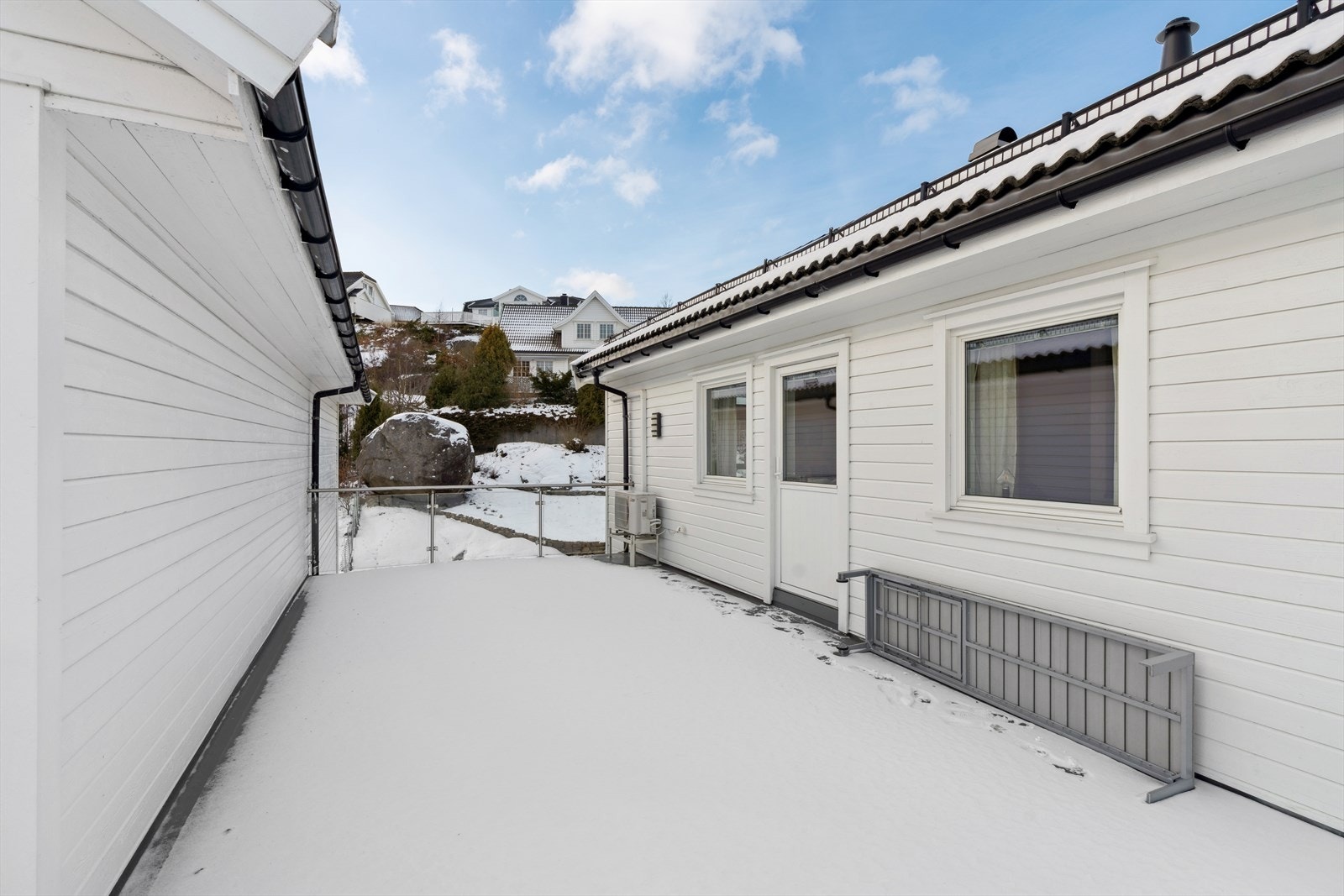 Fra stuen er det direkte utgang til en romslig takterrasse over garasjen. Galleribilde