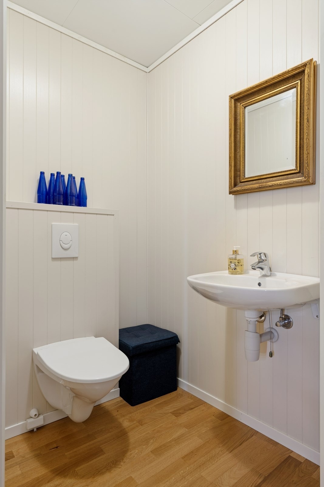 Ved gangen i første etasje finnes et praktisk toalettrom med håndvask og toalett. Galleribilde