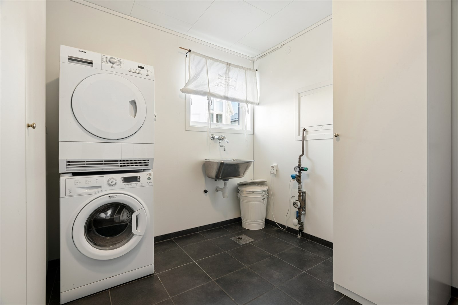 Vaskerommet har våtromsplater på veggene og fliser på gulvet. Galleribilde