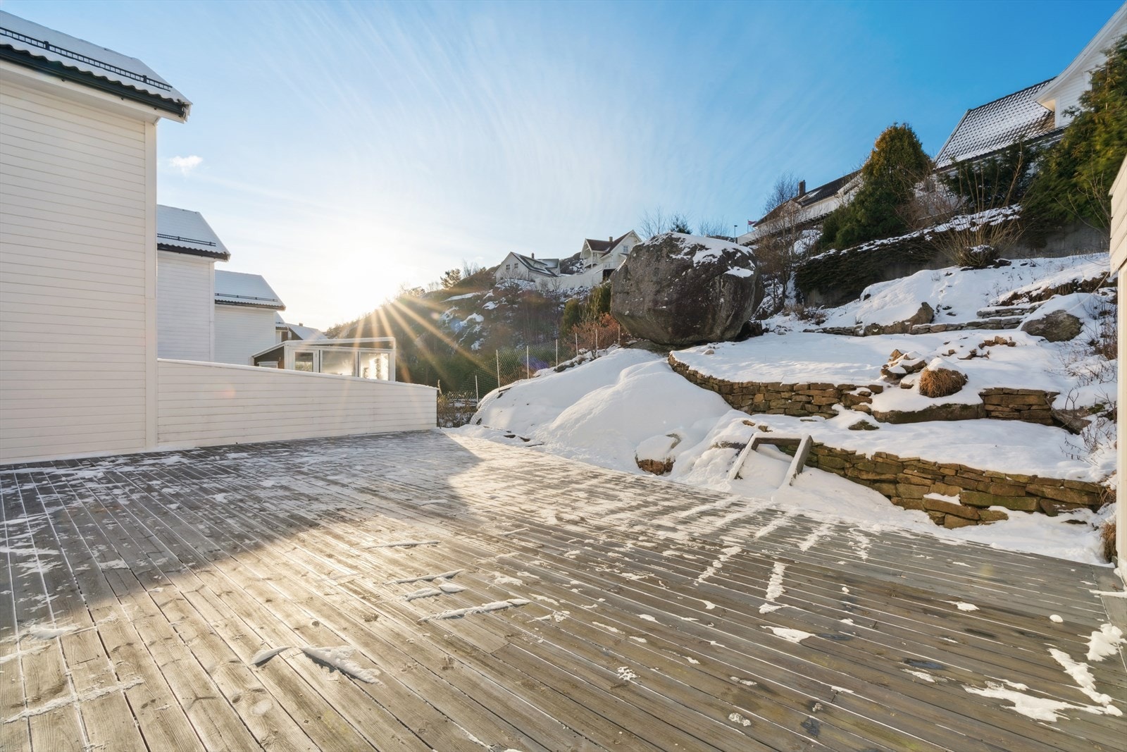 Boligen har også et opparbeidet hageareal i skrående terreng. Galleribilde