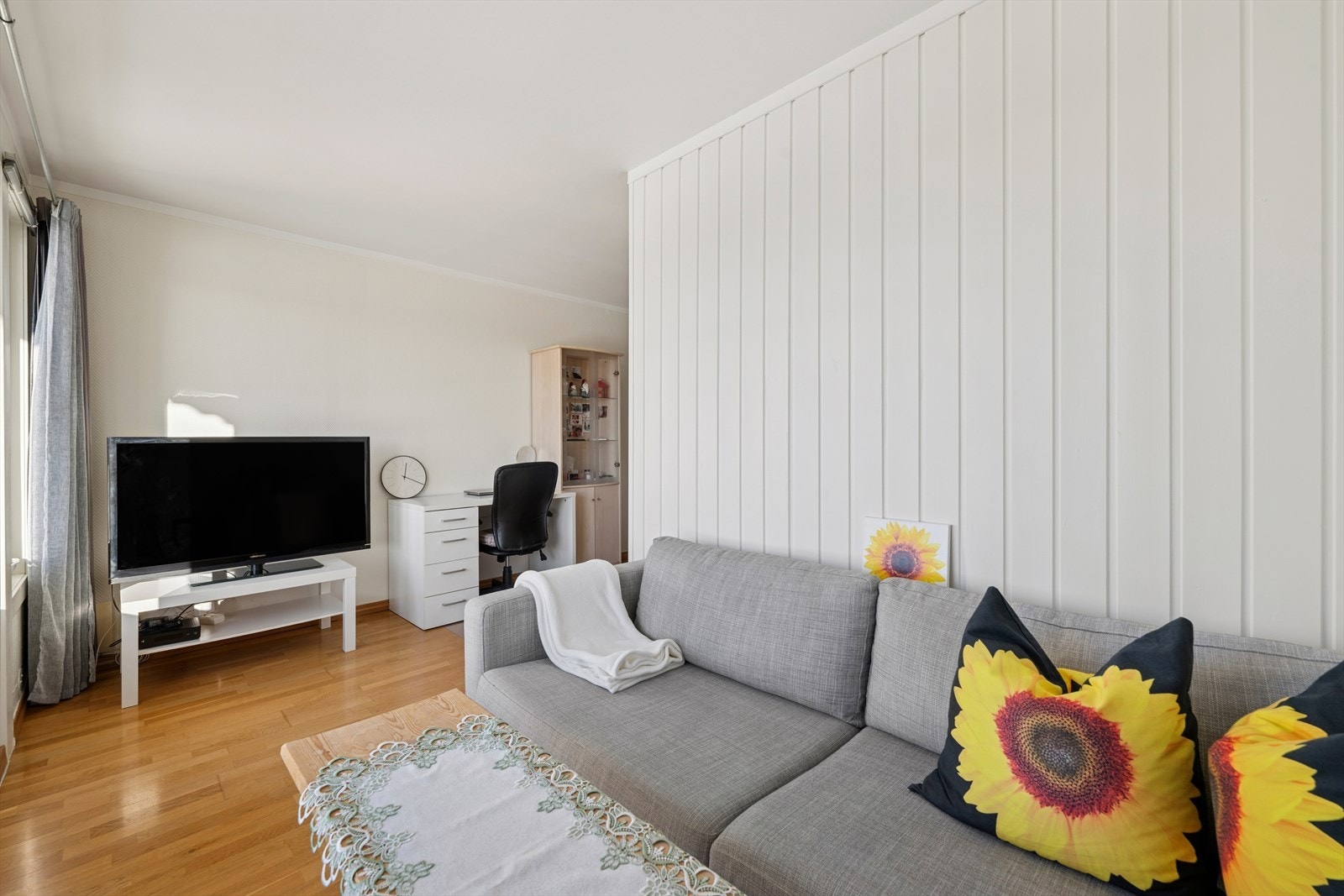 Sofakroken byr på en fin plass å slappe av, ta imot besøk eller nyte utsikten fra stuen - et sted som raskt blir leilighetens hjerte. Galleribilde