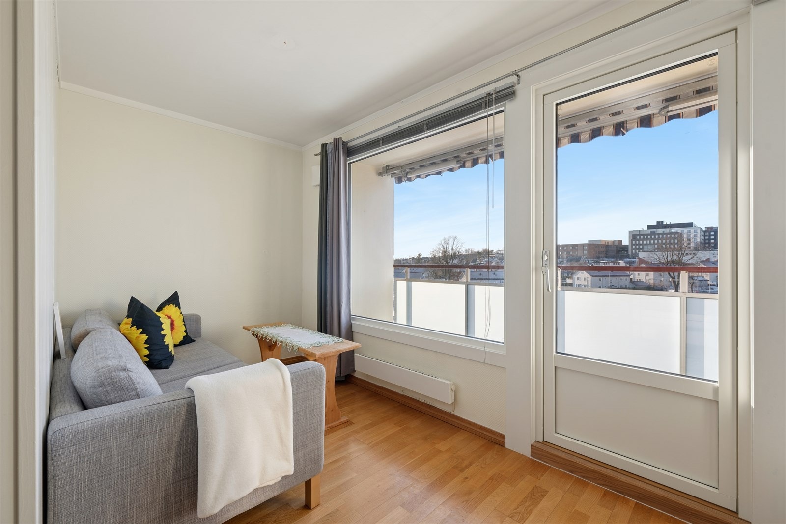 Leilighetens sofakrok ligger som en hyggelig og naturlig plass i stuen. Galleribilde