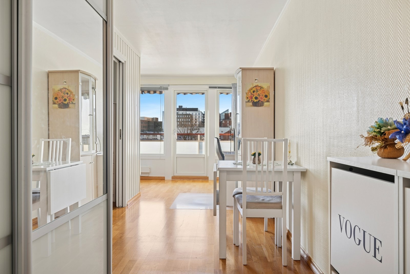 Dette bidrar til en åpen og innbydende romfølelse, og gir leiligheten et lyst og behagelig preg fra første stund du kommer inn. Galleribilde