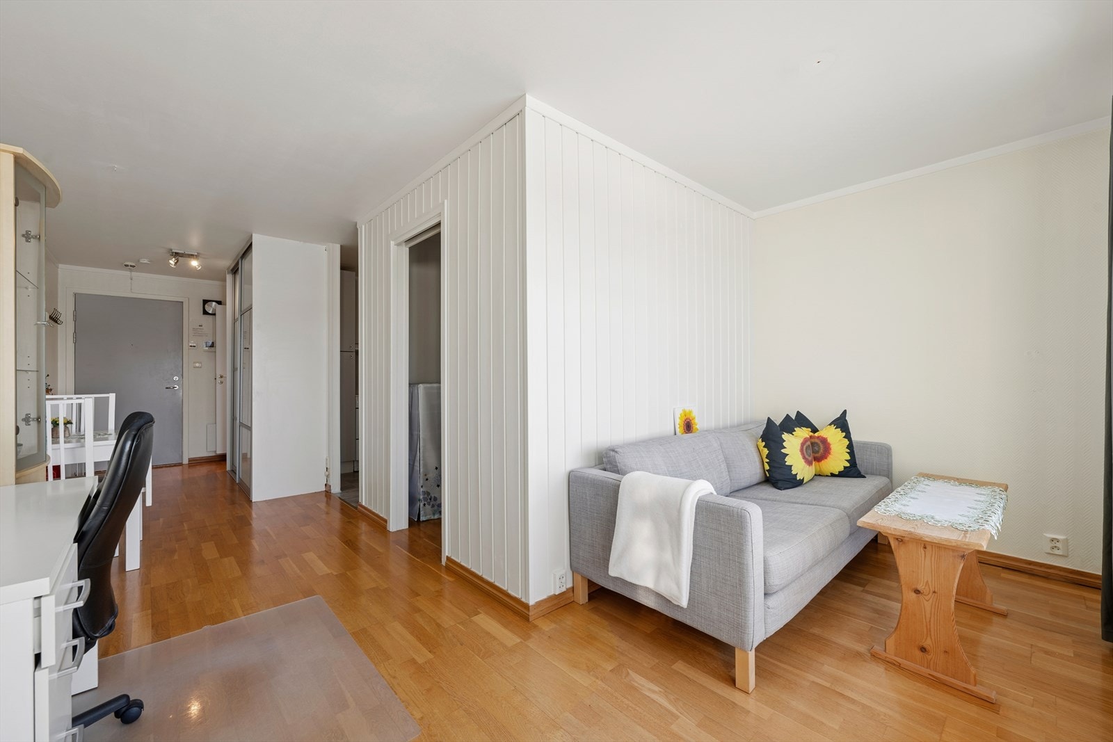 Stuen er lys og trivelig med plass til sofagruppe og et lite spisebord. Galleribilde