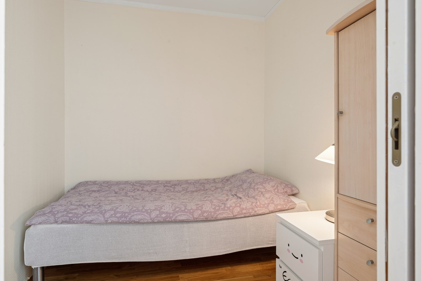 Leiligheten er godkjent som ett-roms, men alkoven gir en smart og arealeffektiv løsning - som enkelt kan tilbakeføres til opprinnelig planløsning om ønskelig. Galleribilde