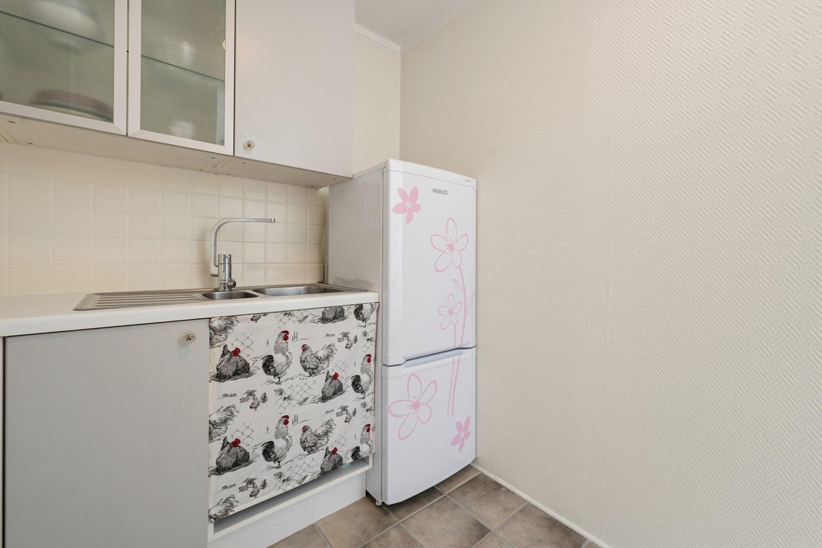 Avtrekket besørges av en kjøkkenventilator med kullfilter. Frittstående komfyr med platetopp og kjøl- fryseskap. Galleribilde