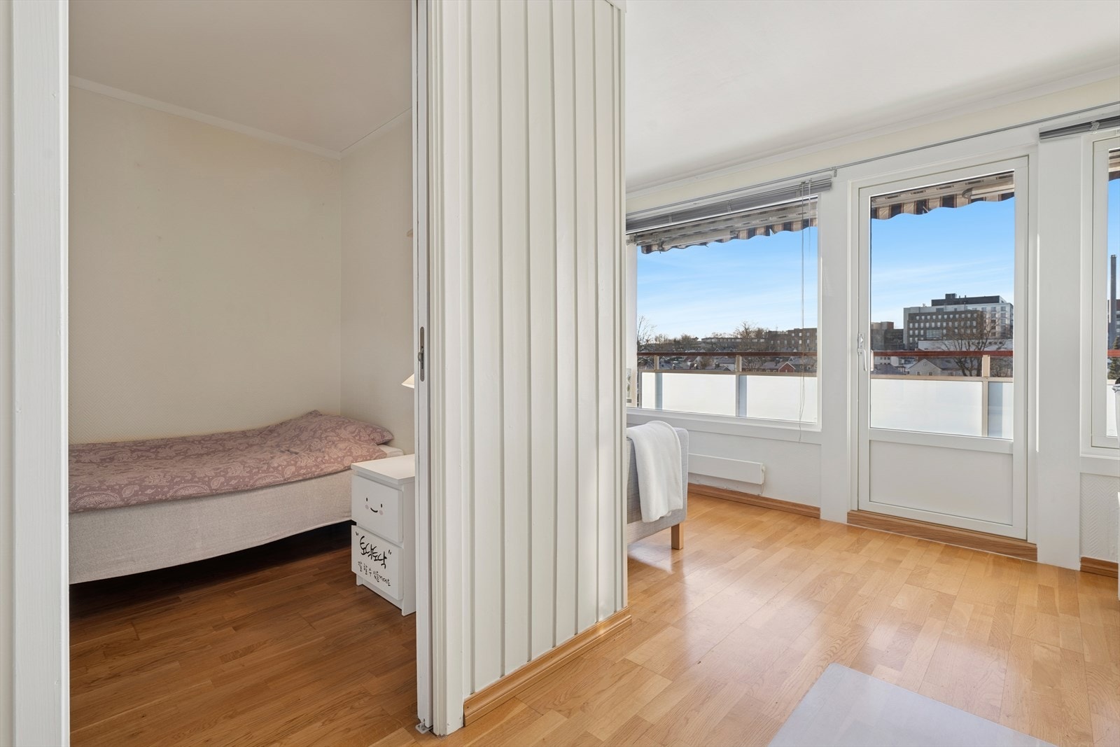 Soveplassen er løst i form av en oppført alkove, som i dag brukes som soverom. Galleribilde