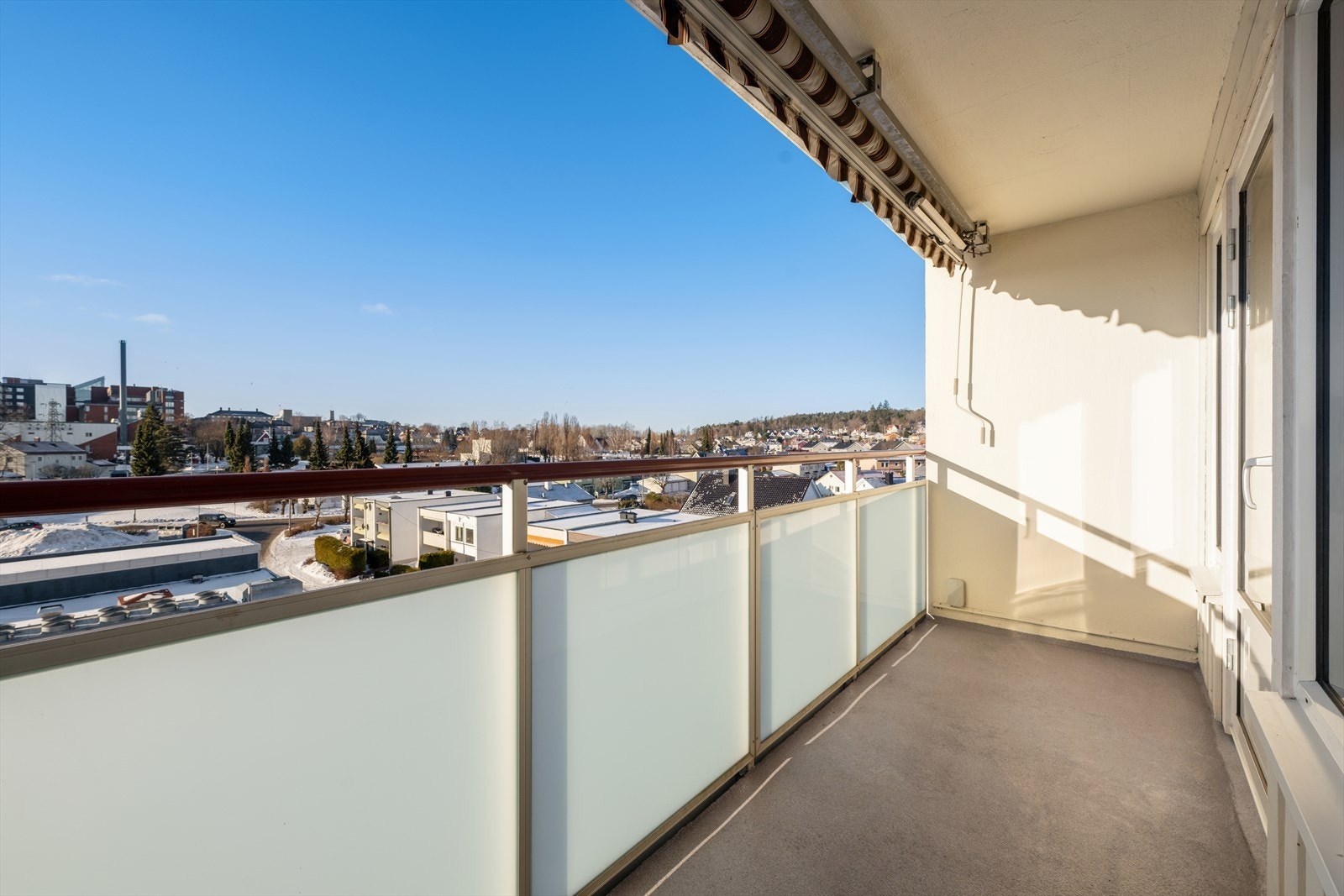 Fra stuen har du utgang til en balkong på ca. 5 kvm. Her kan du nyte både gode solforhold og utsikt. Galleribilde