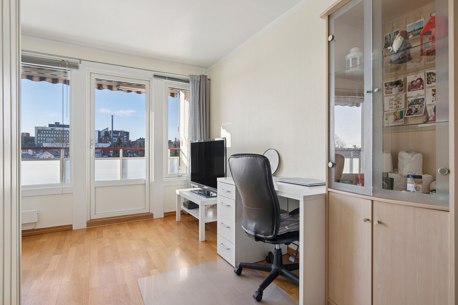 Stuen er rommets naturlige samlingspunkt, med en utforming som gir plass til både sofagruppe og en praktisk kontorpult. Galleribilde