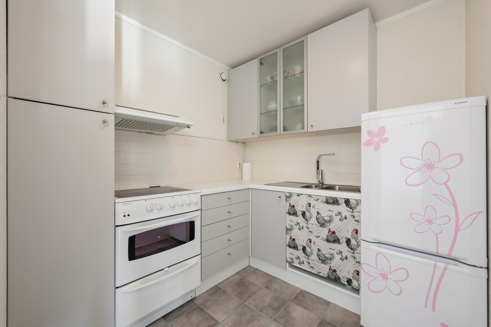 Kjøkkenet har en innredning med glatte fronter og benkeplate i laminat. Innredningen er av ukjent årgang, og det er installert vannstoppsystem. Galleribilde