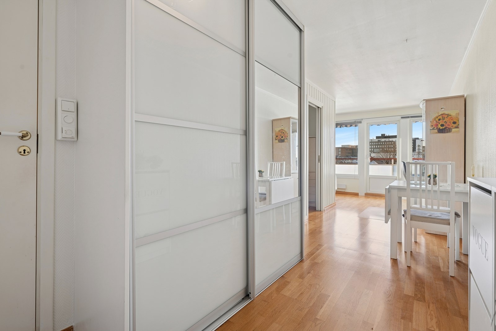 Fra entreen er det tilgang til et kombinert bad og vaskerom. Galleribilde