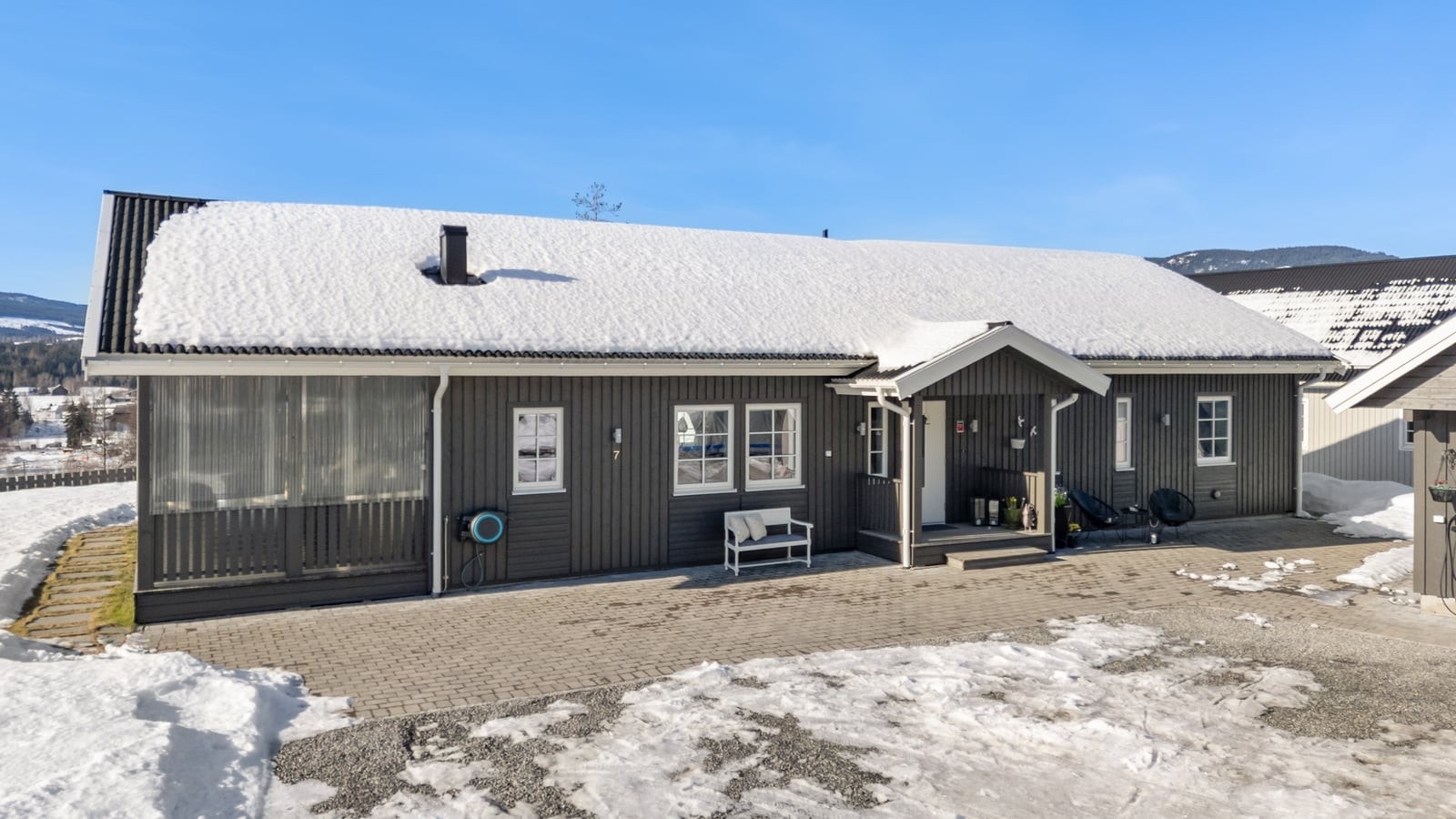 En moderne og innholdsrik enebolig fra 2020, beliggende i et veletablert og rolig nabolag. Galleribilde