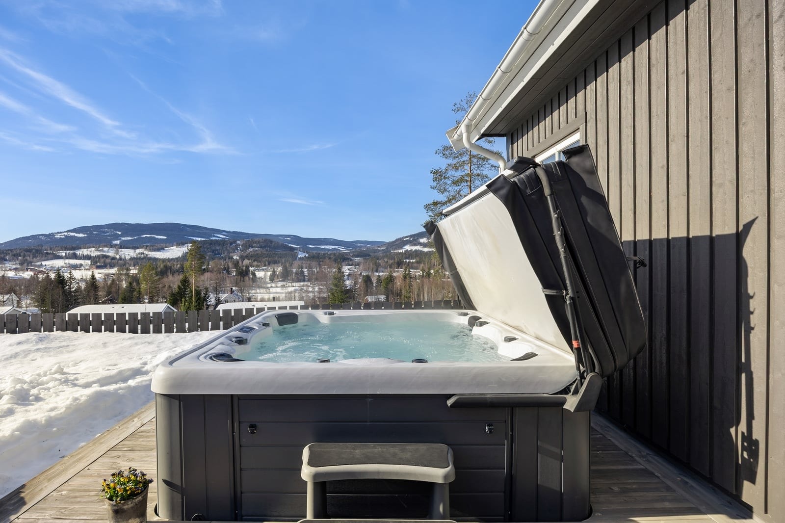 Skjermet og innbydende terrasse krok med Jacuzzi. Galleribilde