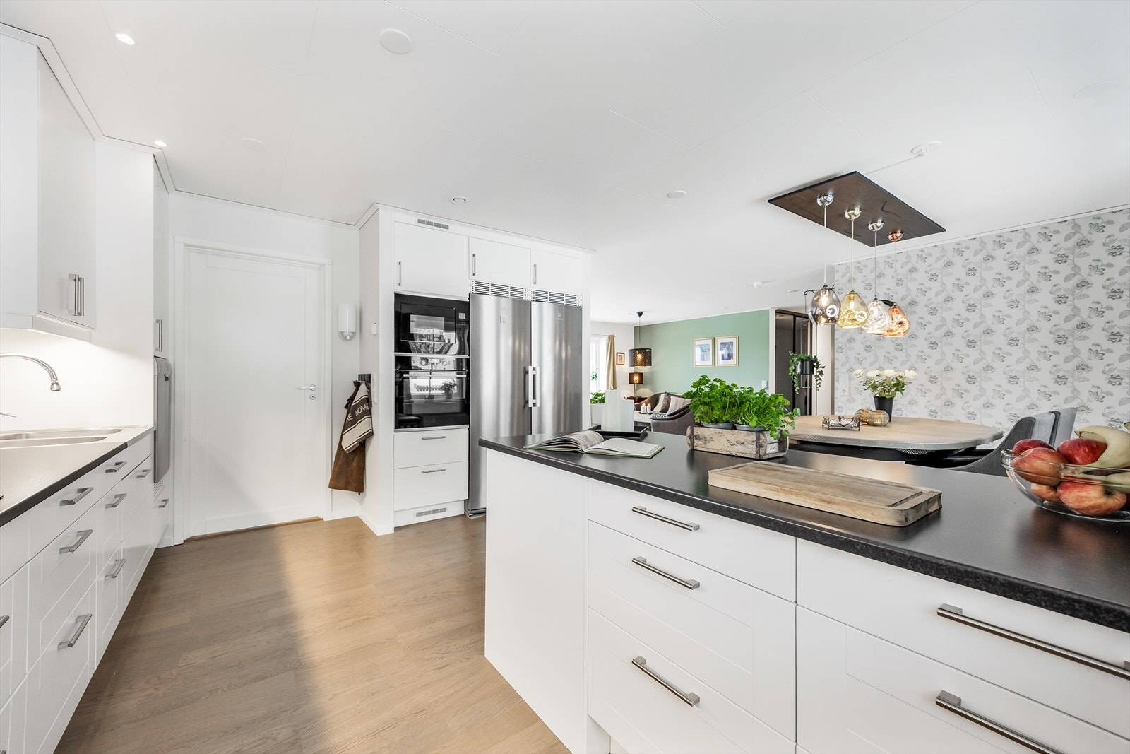 Godt med skap- og benkeplass gjør kjøkkenet velegnet for matlaging. Galleribilde