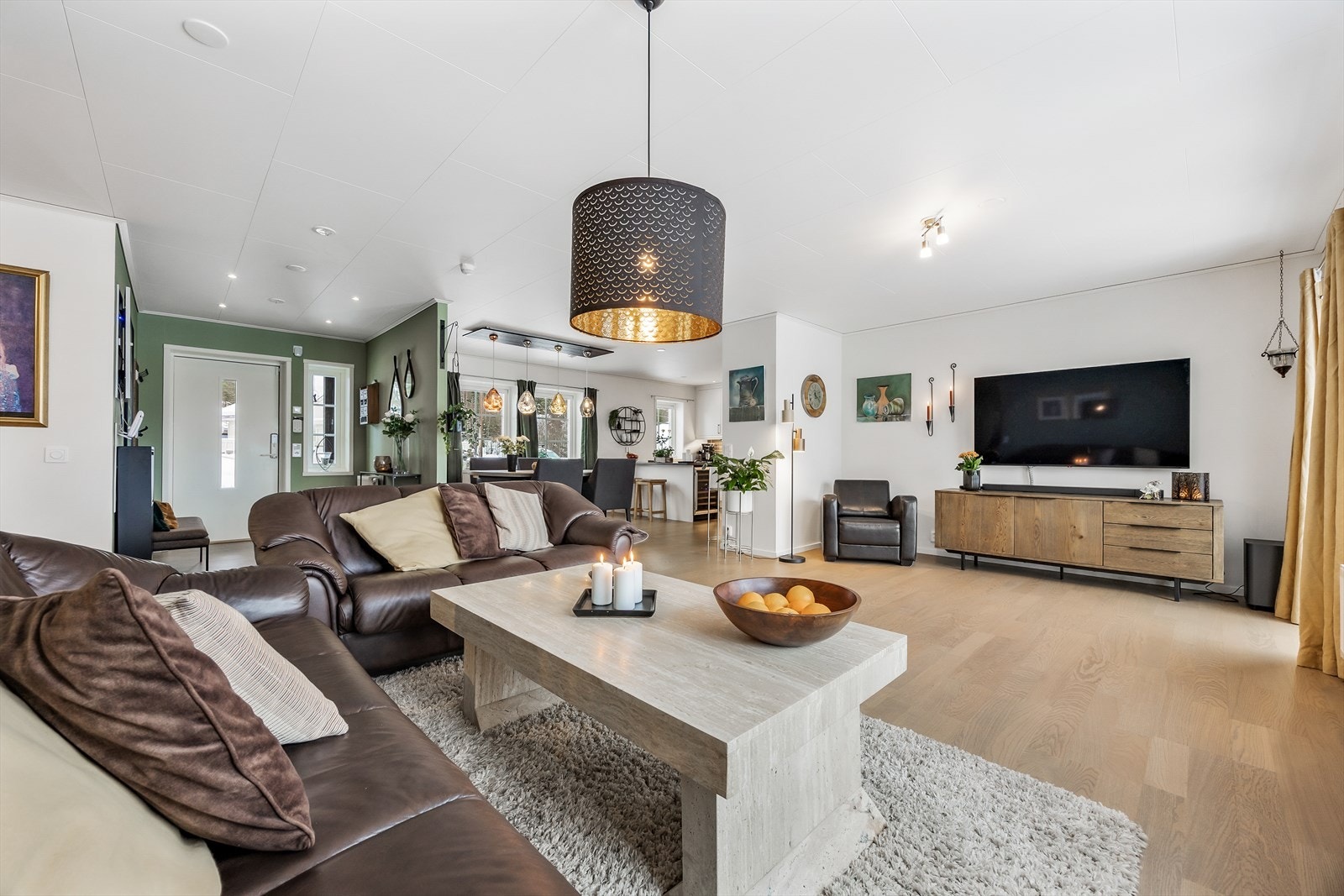 Effektiv oppvarming med vannbåren varme til radiatorer i alle oppholdsrom. Galleribilde