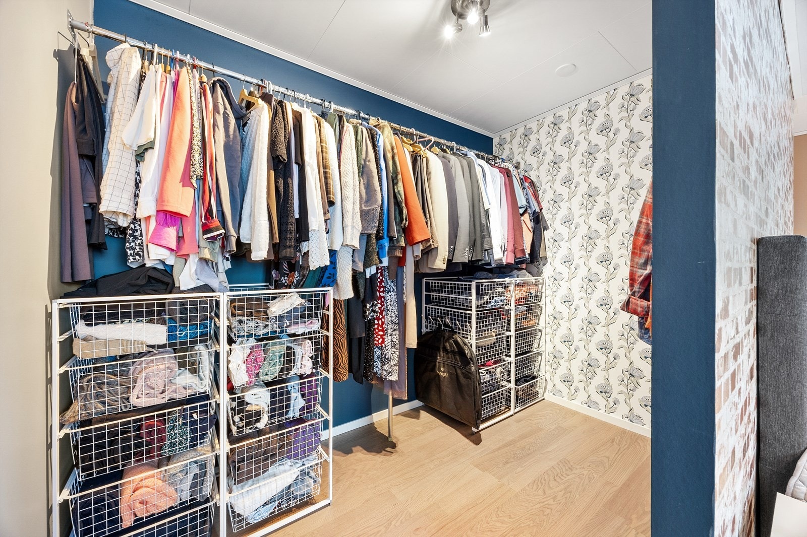 Den åpne garderobeløsningen gir rikelig med plass og god oversikt. Galleribilde