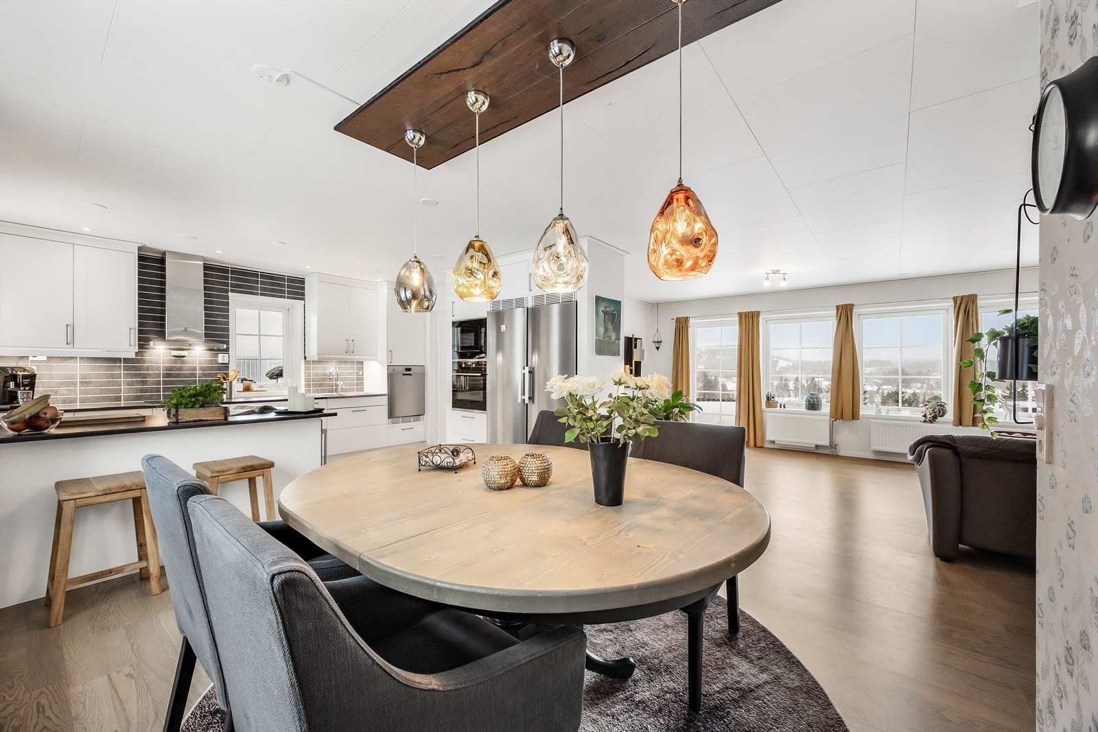 Det moderne kjøkkenet fra byggeåret er både stilrent og funksjonelt. Galleribilde