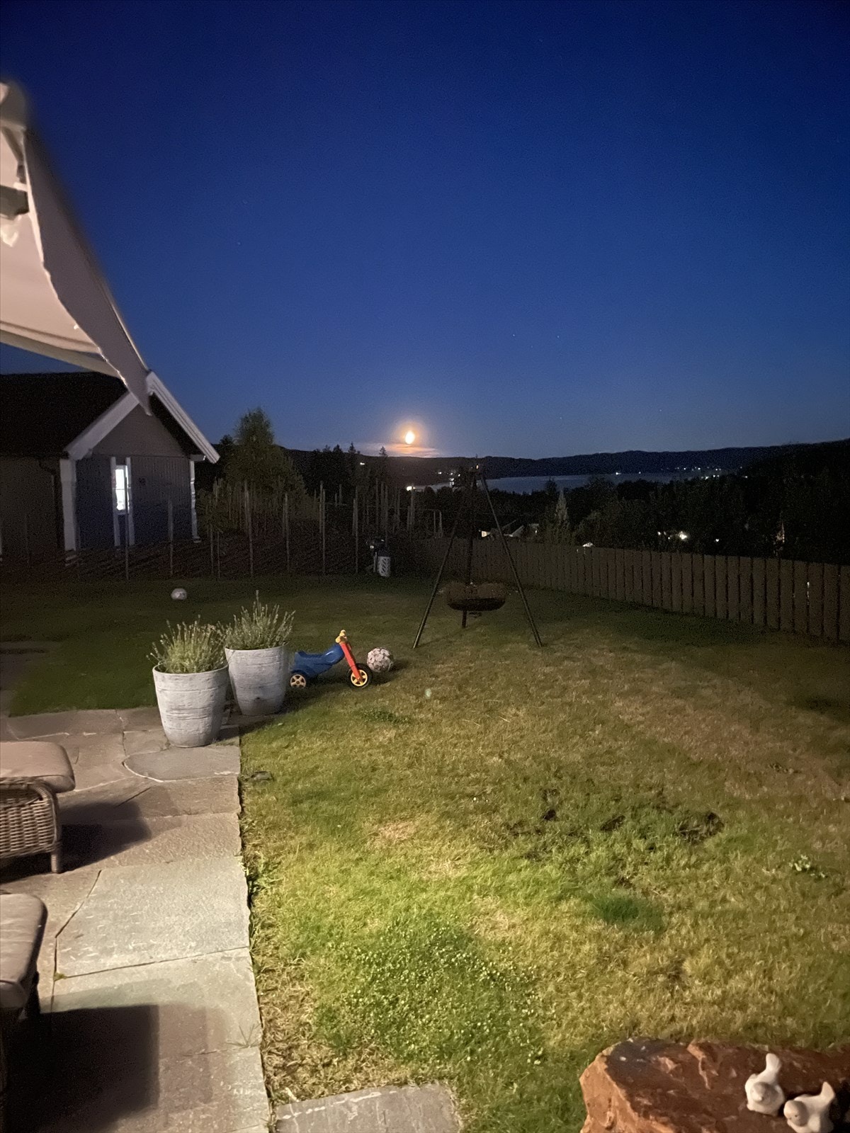 Eiendommen ligger i et barnevennlig område med lite trafikk og støy. Galleribilde