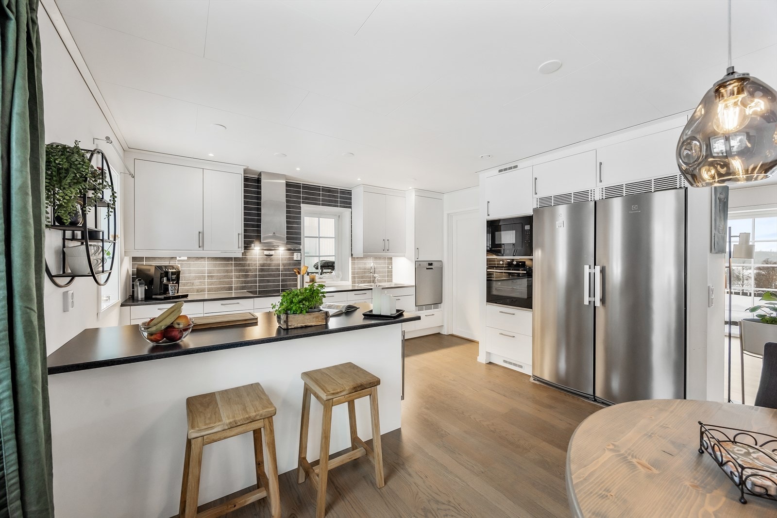 Integrert kjøl/frys i full høyde, samt stekeovn og mikrobølgeovn i praktisk arbeidshøyde. Galleribilde