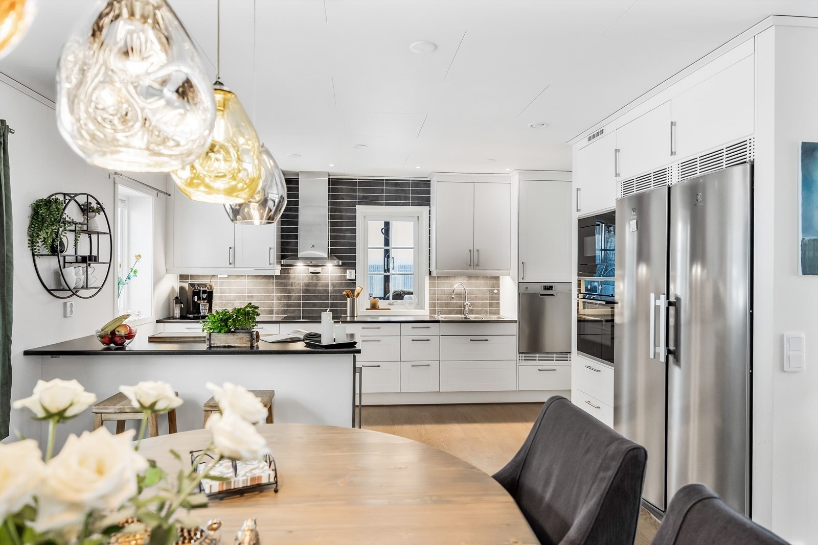 Innredningen har profilerte, hvite fronter som gir et tidløst uttrykk. Galleribilde