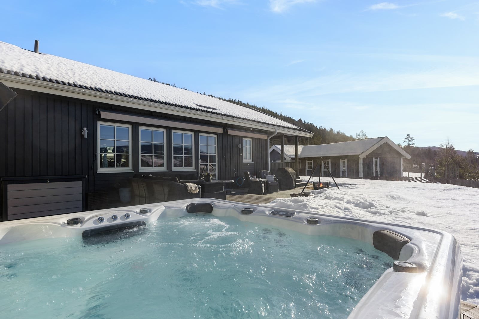 Terrassen er utført i impregnert trevirke og har god plass til utemøbler. Galleribilde