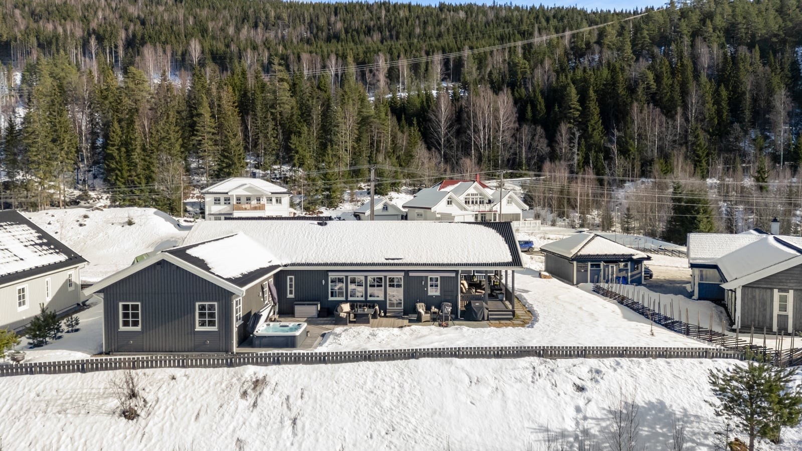 Hurdal Skisenter som er et av Akershus' største alpinanlegg, ligger like i nærheten. Galleribilde