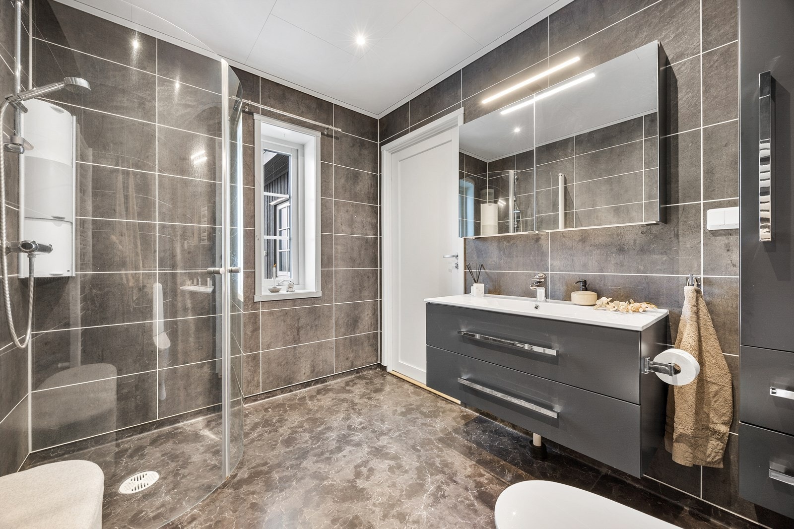 Det andre badet er utstyrt med et dusjhjørne med innfellbare dører. Galleribilde