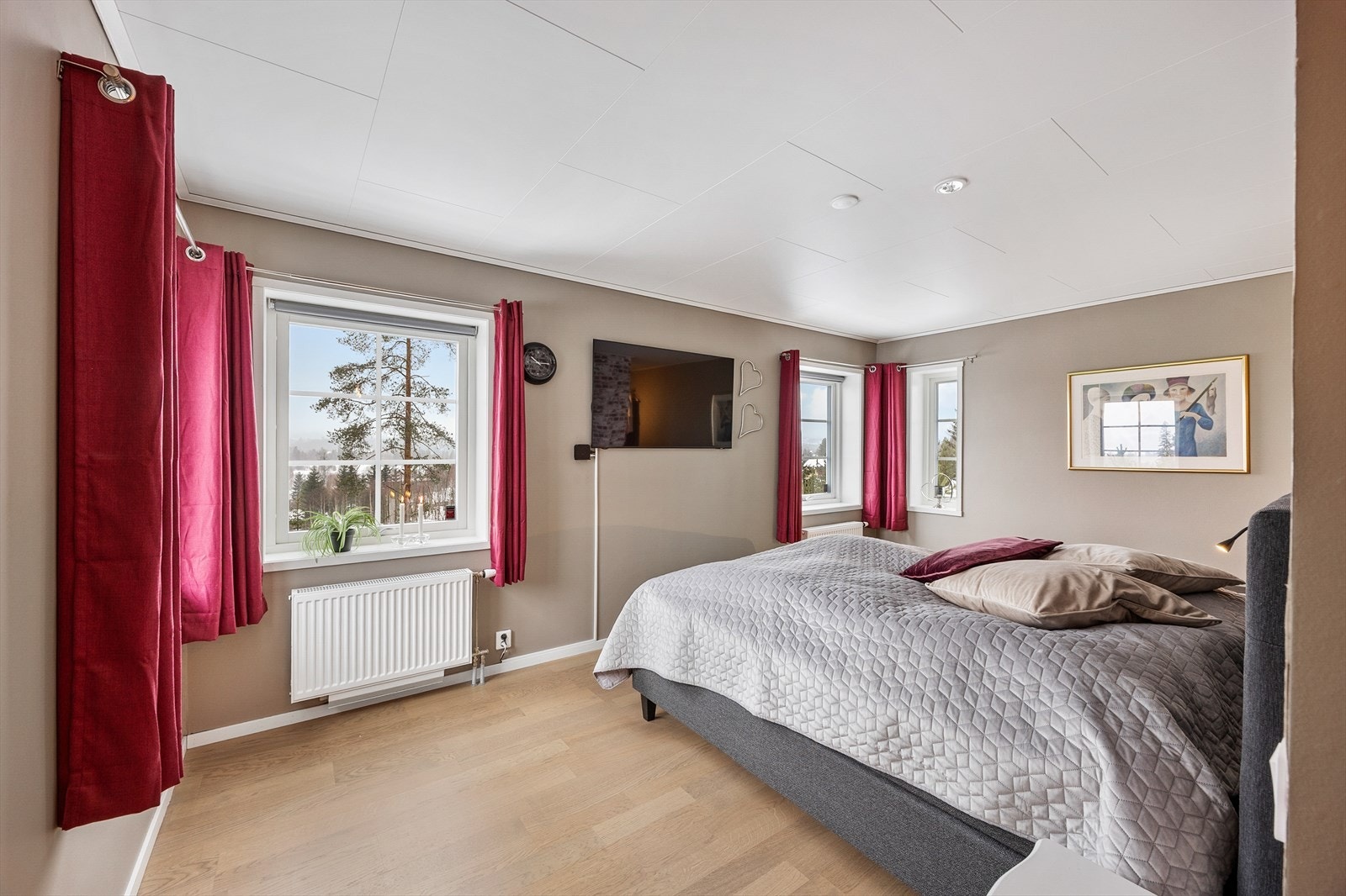 Alle soverommene har store vindusflater og vender mot rolige omgivelser. Galleribilde