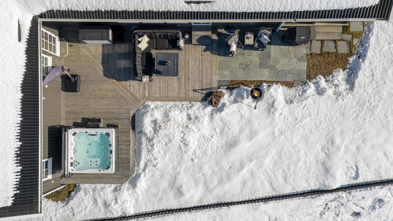 Stor flott hage og terrasser med forskjellige soner. Galleribilde