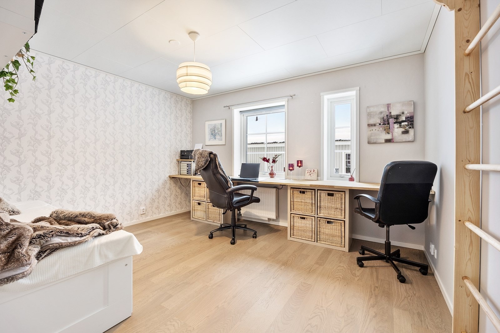 Det tredje soverommet er i dag innredet som et romslig hjemmekontor. Galleribilde