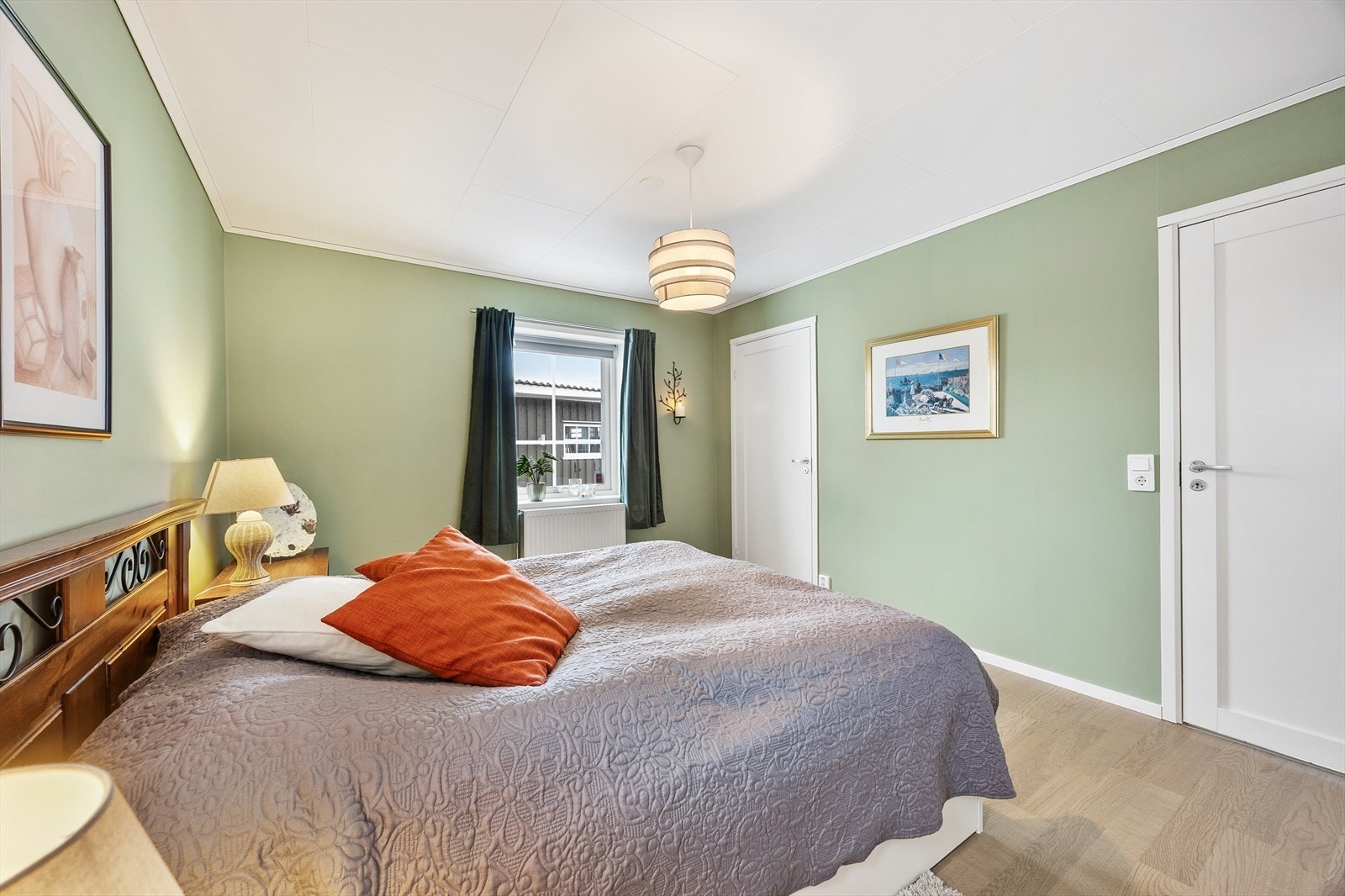 Rommet er malt i et fint fargepalett, og har lyse gulvflater. Galleribilde