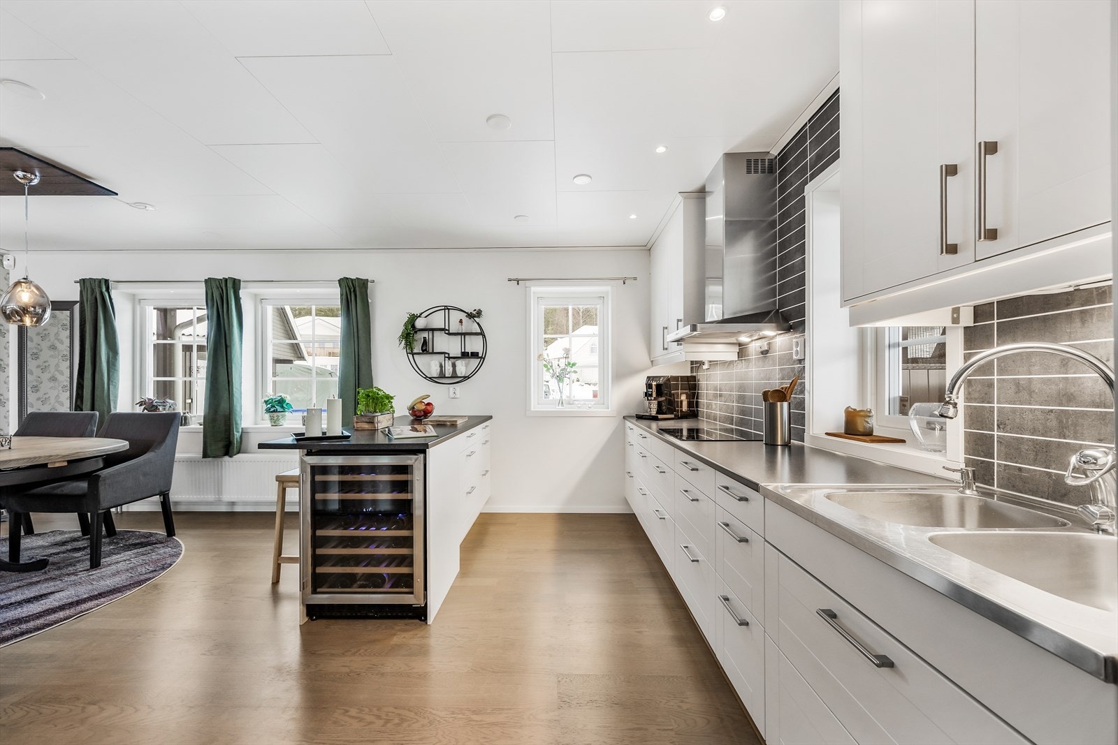 Kjøkkenet er utstyrt med integrerte hvitevarer som platetopp, komfyr og oppvaskmaskin. Galleribilde