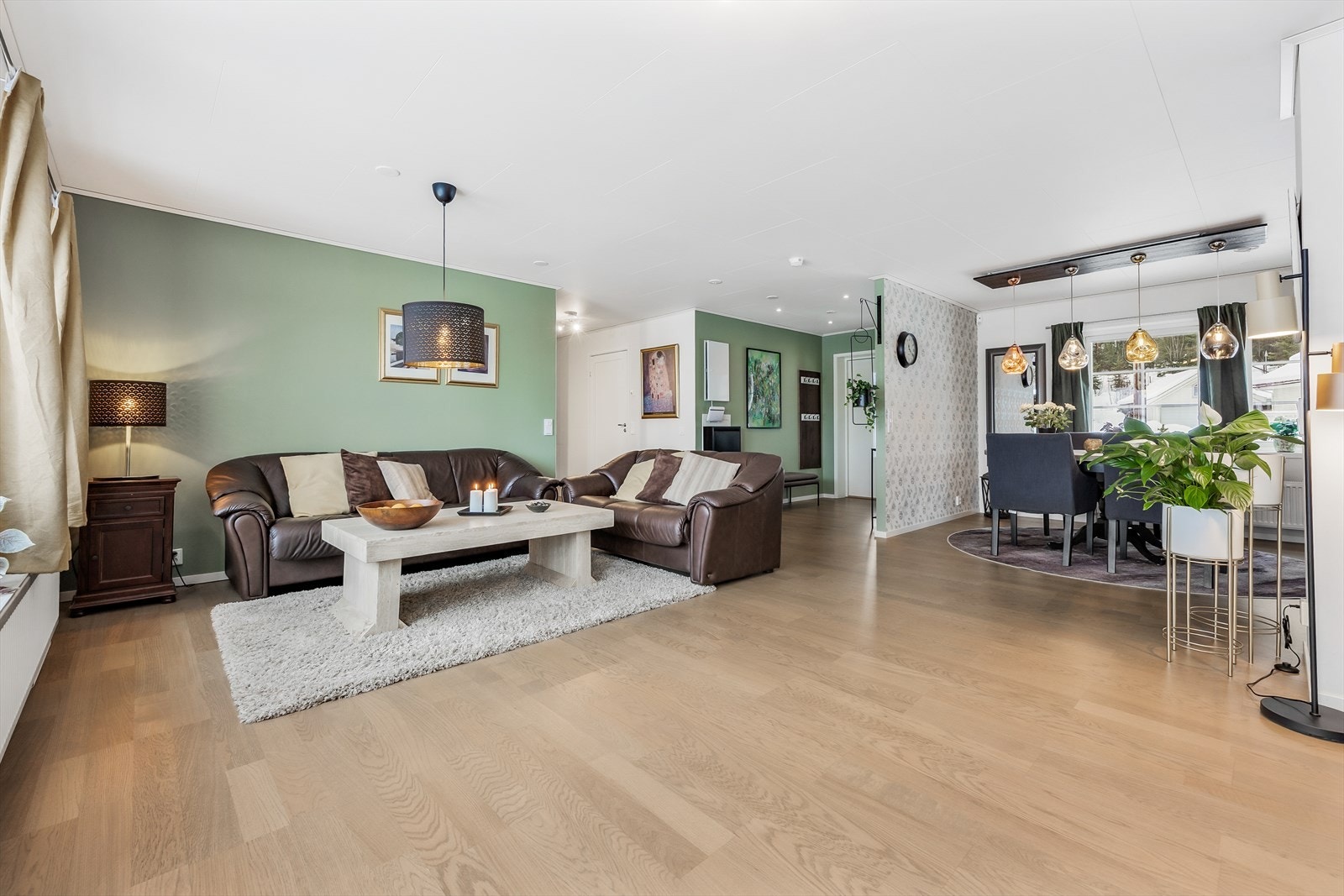 Romsligheten gir fleksible møbleringsmuligheter for å skape ulike soner i stuen. Galleribilde