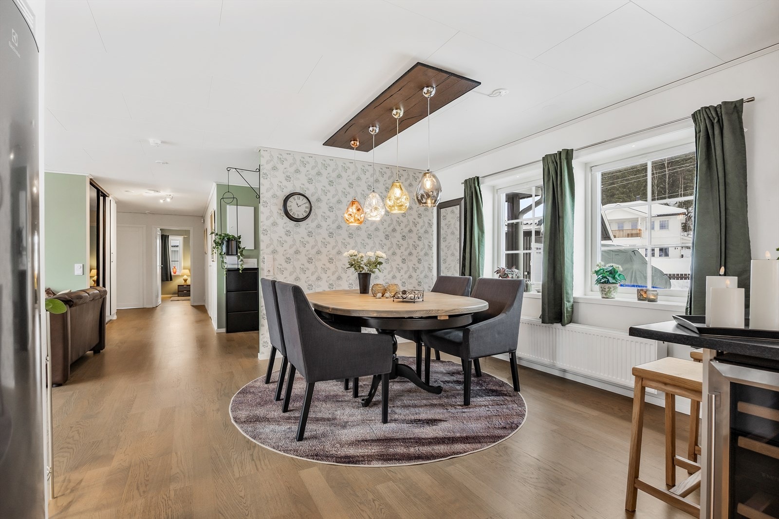 Spisestuen er en naturlig del av den åpne løsningen, med nærhet til kjøkkenet. Galleribilde